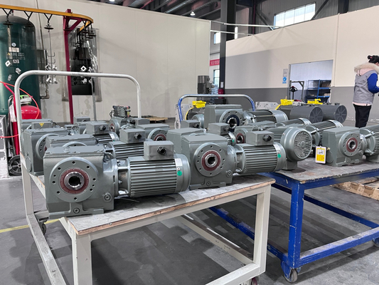 R Series Helical Gearbox Gearmotor ลดโหลดสูงและแรงบิดสูง