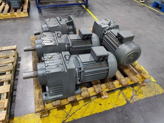 มอเตอร์เกียร์ R Helical ที่ขายดีสำหรับเครื่องจักรสิ่งทอสายพานลำเลียงและหลายอุตสาหกรรม